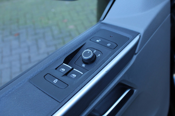 Volkswagen Transporter 2.0 TDI 150pk DSG7 L2H1 Dubbel Cabine Comfortline NL-Auto NAP Airco Cruise Navi Camera 17"LMV Voorruitverwarming Trekhaak 2500kg