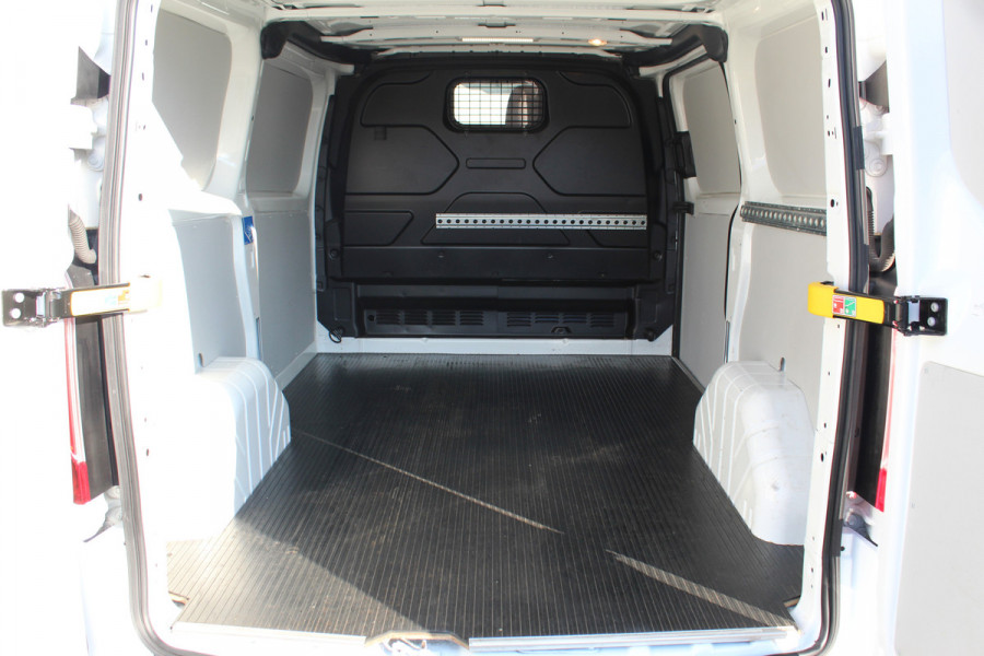 Ford Transit Custom 300 2.0 TDCI L1H1 Trend / AUTOMAAT ! Erg nette Ford Transit Custom automaat ! Airco, stoel- en voorraamverwarming, cruise control, parkeersensoren v+a, bijrijdersbank, beklede laadruimte etc.