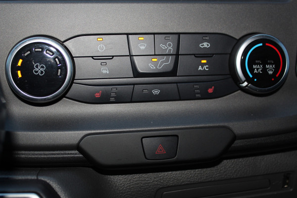 Ford Transit Custom 300 2.0 TDCI L1H1 Trend / AUTOMAAT ! Erg nette Ford Transit Custom automaat ! Airco, stoel- en voorraamverwarming, cruise control, parkeersensoren v+a, bijrijdersbank, beklede laadruimte etc.