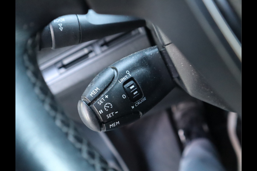 Peugeot 3008 1.2 PureTech Allure Nieuwe D-riem/ All-season banden/ Keurige auto