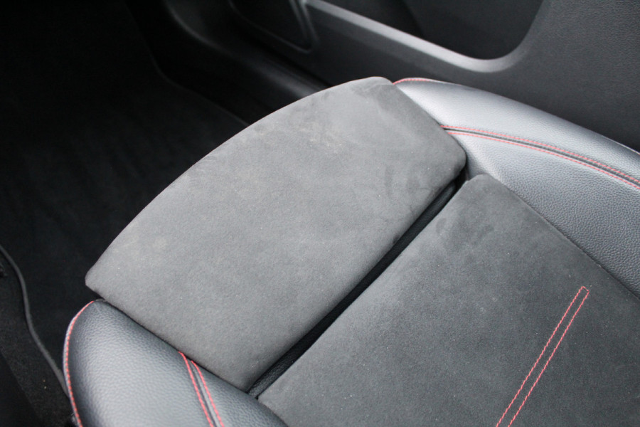 Mercedes-Benz B-Klasse 180 Business Solution AMG | Camera | Stoelverwarming | Dealer Onderhouden | Wide Screen