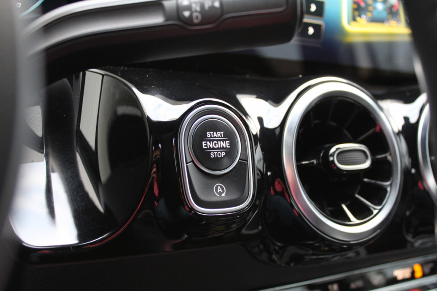 Mercedes-Benz B-Klasse 180 Business Solution AMG | Camera | Stoelverwarming | Dealer Onderhouden | Wide Screen