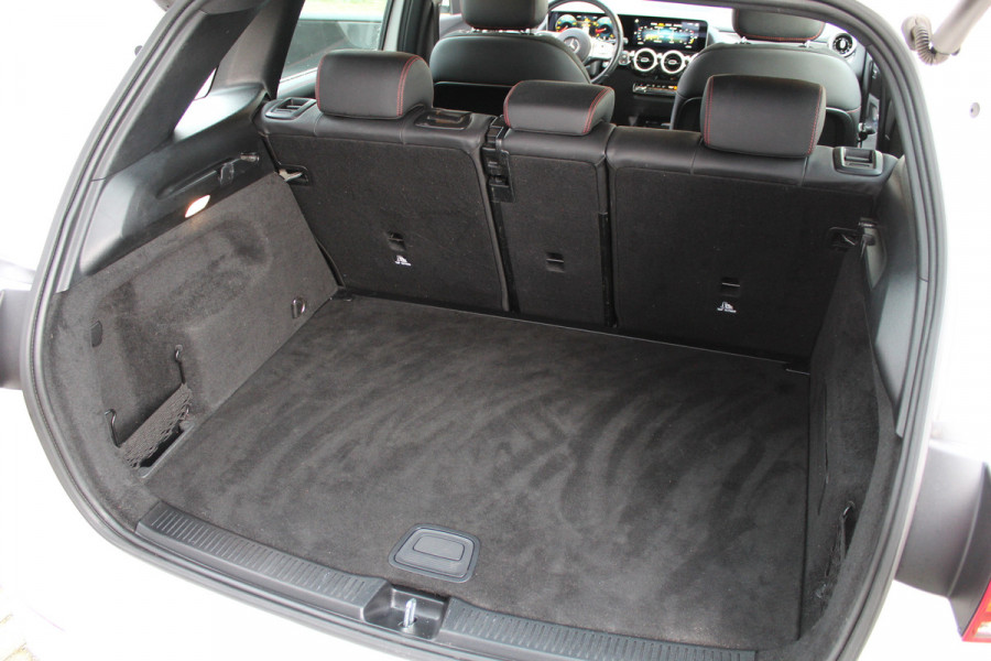 Mercedes-Benz B-Klasse 180 Business Solution AMG | Camera | Stoelverwarming | Dealer Onderhouden | Wide Screen