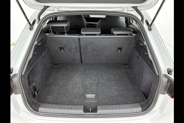 Audi A3 SPORTBACK 35 TFSI S-Line edition Plus(Goed OndH, Navi, Carplay, StoelV, PDC, Digitale Tellers, Cruise Con, Etc)
