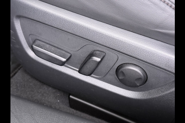 Mazda CX-30 2.0I 187PK Automaat e-Hybrid Luxury Leder Bose®-Audio Adap.Cruise Apple Carplay/Android Auto Navi Ecc Camera Head-Up Display Sky Pdc Elek.Stoel Stoel+Stuurverwarming Elek.Achterklep Dodehoek detector Rijstrooksensor 1e Eigenaar Origineel Nederlandse Auto Zeer compleet!