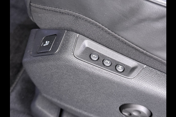 DS 7 Crossback Hybrid 300 4x4 Night Vision Lederen Massagestoelen PanoramaSchuifdak Adap.Cruise FOCAL Electra® Trekhaak Memory 360°Camera Apple Active Scan Suspension Elek.Stoelen+Verwarmd Elek.Achterklep Lane Assist Voorruitverwarming Led Lmv Dodehoek+Grootlicht Assist AWD 1e Eigenaar Origineel Nederlandse Auto Zeer compleet!