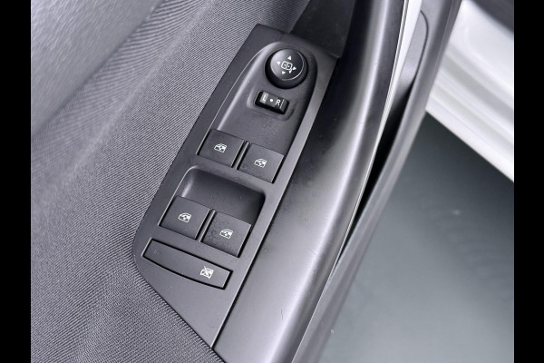 Opel Astra 1.4 Launch Elegance VAN € 18.900 ,- VOOR € 15.877,- UW LENTEVOORDEEL € 3.023,-! | AUTOMAAT | AGR STOELEN | CAMERA | STOEL- & STUURWIELVERWARMING | NAVIGATIE | GOED ONDERHOUDEN | AFNEEMBARE TREKHAAK | INCL. 12 MND BOVAG GARANTIE