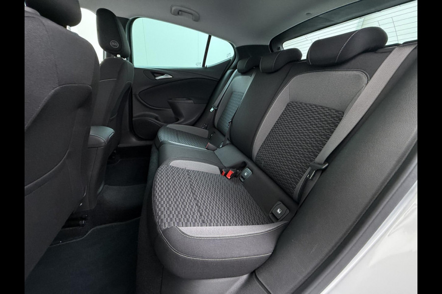 Opel Astra 1.4 Launch Elegance VAN € 18.900 ,- VOOR € 15.877,- UW LENTEVOORDEEL € 3.023,-! | AUTOMAAT | AGR STOELEN | CAMERA | STOEL- & STUURWIELVERWARMING | NAVIGATIE | GOED ONDERHOUDEN | AFNEEMBARE TREKHAAK | INCL. 12 MND BOVAG GARANTIE