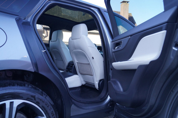 Jaguar F-Pace 3.0 S/C S AWD 35t | Panorama | Meridian | Achterbankverwarming | Carplay | Stuurwielverwarming