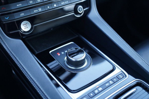 Jaguar F-Pace 3.0 S/C S AWD 35t | Panorama | Meridian | Achterbankverwarming | Carplay | Stuurwielverwarming