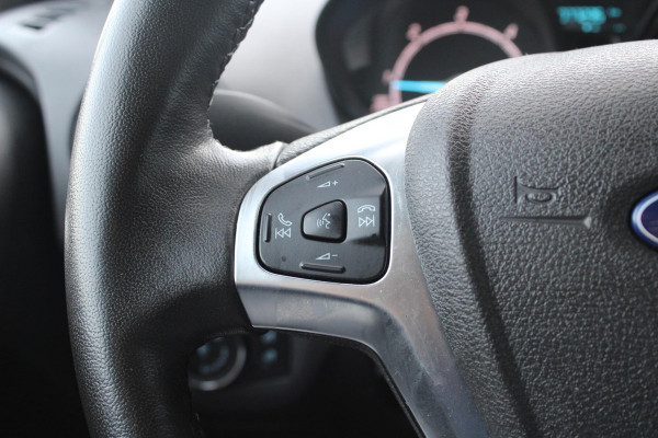 Ford Transit Courier 1.5 TDCI Limited | Trekhaak | Camera | Stoelverwarming | Scherm | Lichtmetalen velgen