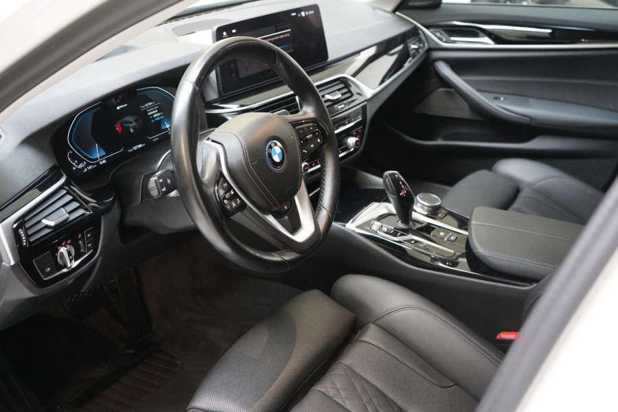 BMW 5 Serie Touring 530e Business Edition Plus | Harman Kardon | SoH 94% | Head Up | Trekhaak | Adaptive cruise | Sportstoelen | Blind spot | Stuurverwarming