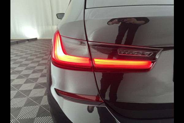 BMW 3 Serie Touring 330e eDrive M-Sportpack Edition (Plug-In) (INCL-BTW) *PANO | LEATHER | HEAD-UP | ADAPTIVE-CRUISE | FULL-LED | KEYLESS | DIGI-COCKPIT | HEATED-SPORTSEATS | CAMERA | HIFI-SOUND | PRIVACYGLASS | DAB+ | SHIFTPADDLES | NAVI-FULLMAP | 19"A