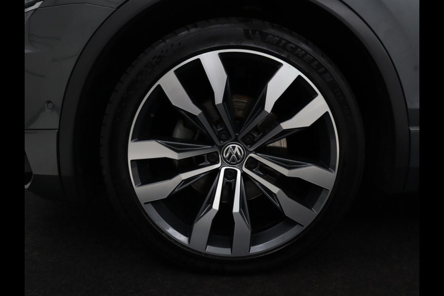 Volkswagen Tiguan 1.4 TSI R Line | Panoramadak | Stoelverwarming | Trekhaak | Adaptive cruise | Virtual Cockpit | Dynaudio | Massage | Camera | Navigatie | LED Plus | Keyless | 20'' | Park Assist