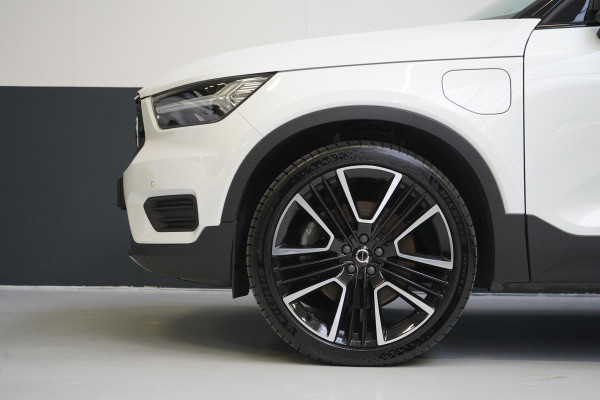 Volvo XC40 1.5 T4 Recharge R-Design | SoH 95% | Leder | Panoramadak | Trekhaak | Camera | Lm velgen