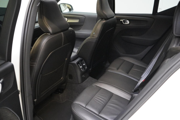 Volvo XC40 1.5 T4 Recharge R-Design | SoH 95% | Leder | Panoramadak | Trekhaak | Camera | Lm velgen