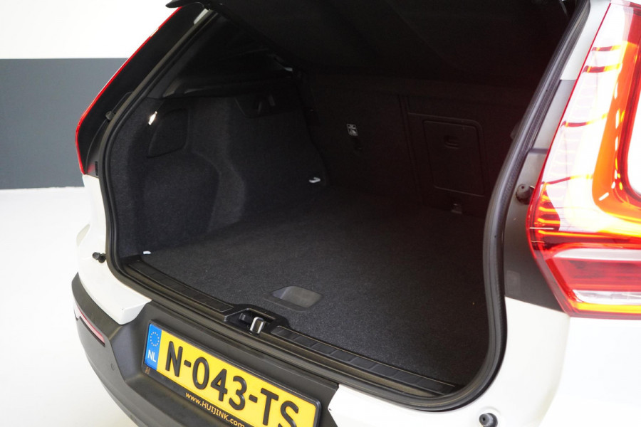 Volvo XC40 1.5 T4 Recharge R-Design | SoH 95% | Leder | Panoramadak | Trekhaak | Camera | Lm velgen