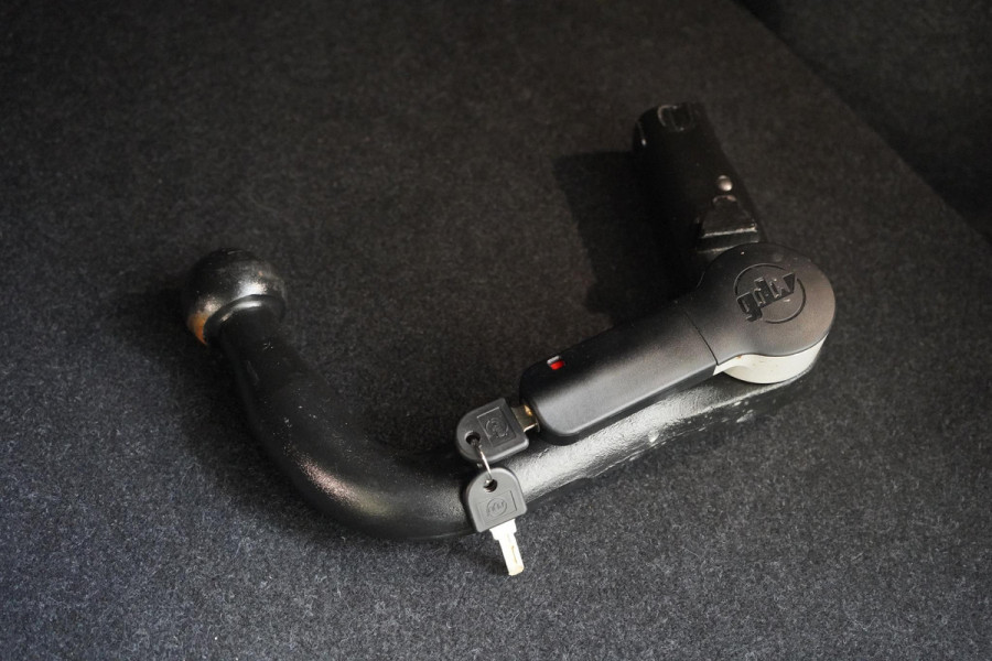 Volvo XC40 1.5 T4 Recharge R-Design | SoH 95% | Leder | Panoramadak | Trekhaak | Camera | Lm velgen