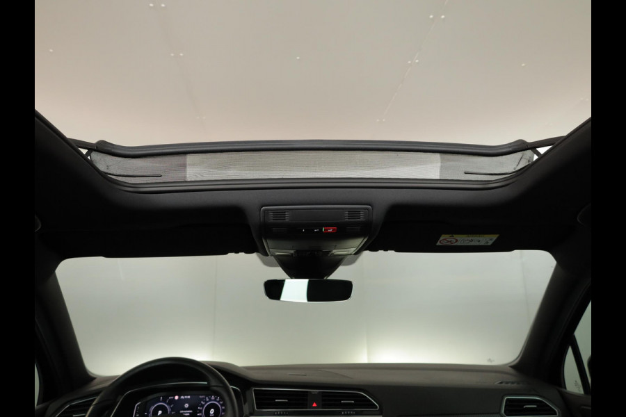 Volkswagen Tiguan 1.4 TSI eHybrid R-Line Business 245 PK PHEV | Navigatie | Panorama dak | Black Style | Assistentie pakket | Parkeer camera |