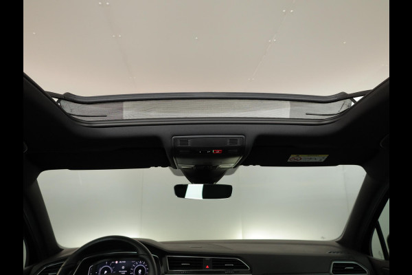 Volkswagen Tiguan 1.4 TSI eHybrid R-Line Business 245 PK PHEV | Navigatie | Panorama dak | Black Style | Assistentie pakket | Parkeer camera |