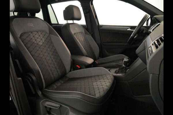Volkswagen Tiguan 1.4 TSI eHybrid R-Line Business 245 PK PHEV | Navigatie | Panorama dak | Black Style | Assistentie pakket | Parkeer camera |
