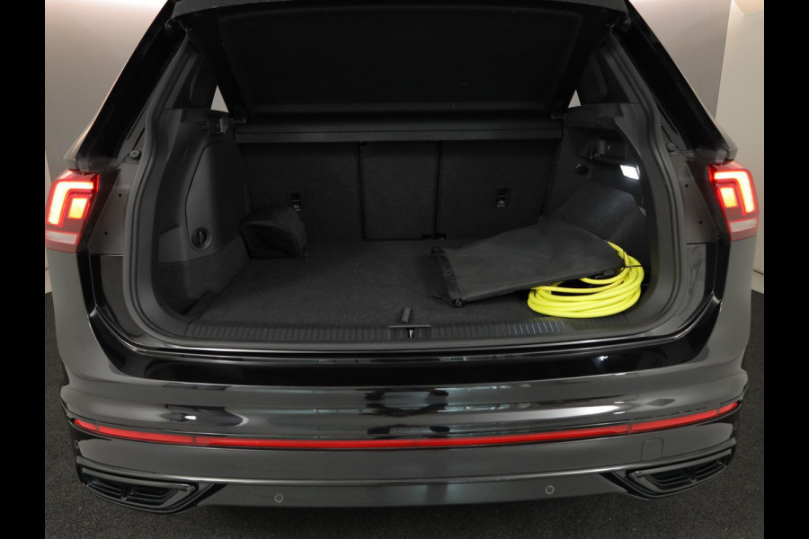 Volkswagen Tiguan 1.4 TSI eHybrid R-Line Business 245 PK PHEV | Navigatie | Panorama dak | Black Style | Assistentie pakket | Parkeer camera |
