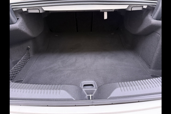 Mercedes-Benz CLS-Klasse 450 4Matic AMG // Burmester // 360 Camera // Sunroof // Trekhaak // 20 inch // Designo White // Distronic