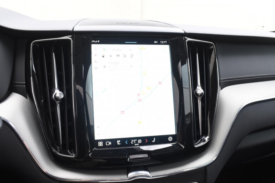 Volvo XC60 T6 350PK Automaat Plug-in Hybrid AWD Ultra Dark / Navigatie / Luchtvering / 360 Camera / Adaptieve Cruise Control / Stuurverwarming / Stoelverwarming v+a / Elektr. Achterklep / Schuifdak / Trekhaak