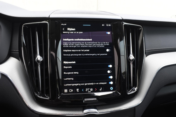 Volvo XC60 T6 350PK Automaat Plug-in Hybrid AWD Ultra Dark / Navigatie / Luchtvering / 360 Camera / Adaptieve Cruise Control / Stuurverwarming / Stoelverwarming v+a / Elektr. Achterklep / Schuifdak / Trekhaak