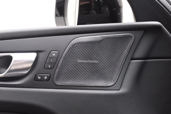 Volvo XC60 T6 350PK Automaat Plug-in Hybrid AWD Ultra Dark / Navigatie / Luchtvering / 360 Camera / Adaptieve Cruise Control / Stuurverwarming / Stoelverwarming v+a / Elektr. Achterklep / Schuifdak / Trekhaak