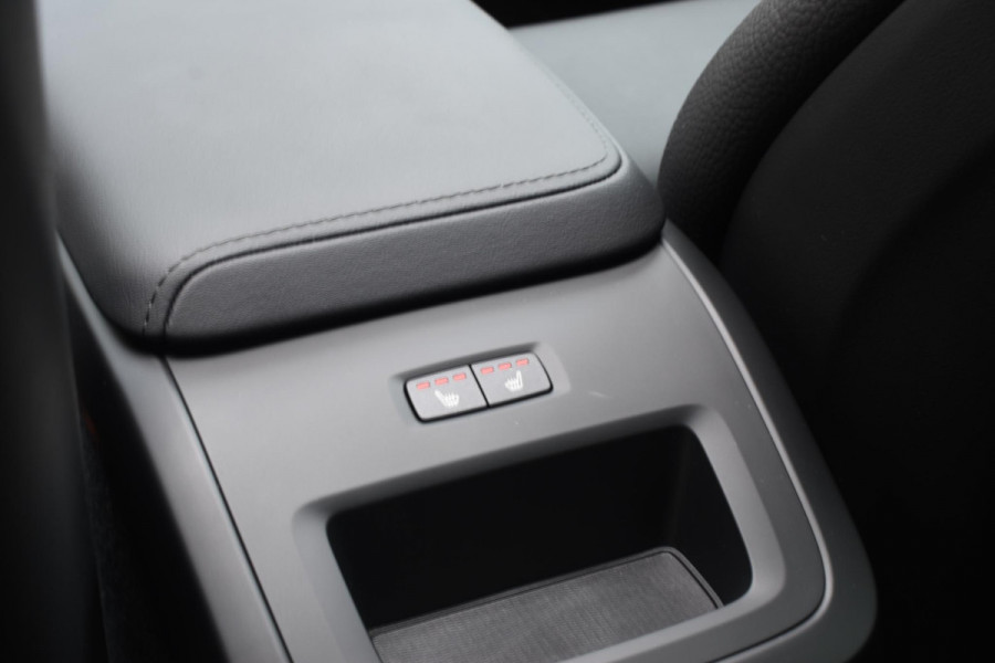 Volvo XC60 T6 350PK Automaat Plug-in Hybrid AWD Ultra Dark / Navigatie / Luchtvering / 360 Camera / Adaptieve Cruise Control / Stuurverwarming / Stoelverwarming v+a / Elektr. Achterklep / Schuifdak / Trekhaak