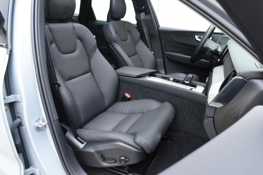 Volvo XC60 T6 350PK Automaat Plug-in Hybrid AWD Ultra Dark / Navigatie / Luchtvering / 360 Camera / Adaptieve Cruise Control / Stuurverwarming / Stoelverwarming v+a / Elektr. Achterklep / Schuifdak / Trekhaak