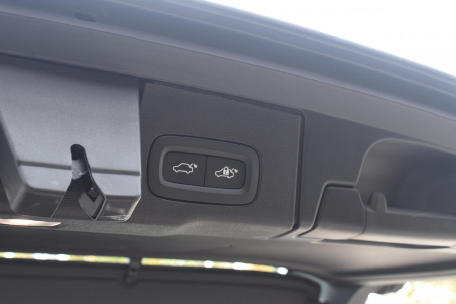 Volvo XC60 T6 350PK Automaat Plug-in Hybrid AWD Ultra Dark / Navigatie / Luchtvering / 360 Camera / Adaptieve Cruise Control / Stuurverwarming / Stoelverwarming v+a / Elektr. Achterklep / Schuifdak / Trekhaak
