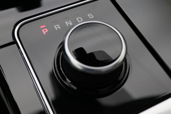 Land Rover Range Rover Velar 2.0 D180 AWD SE Automaat Leer, Panoramadak, Keyless, LED, Camera, Apple CarPlay, Trekhaak, 19''