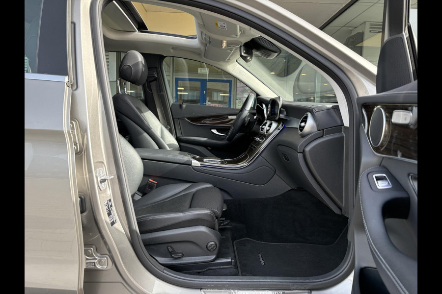 Mercedes-Benz GLC 300e 4MATIC Premium Plus | Panoramadak | Trekhaak | Achteruitrijcamera | Stoelverwarming | Half leder |