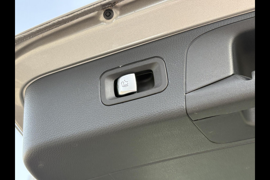 Mercedes-Benz GLC 300e 4MATIC Premium Plus | Panoramadak | Trekhaak | Achteruitrijcamera | Stoelverwarming | Half leder |