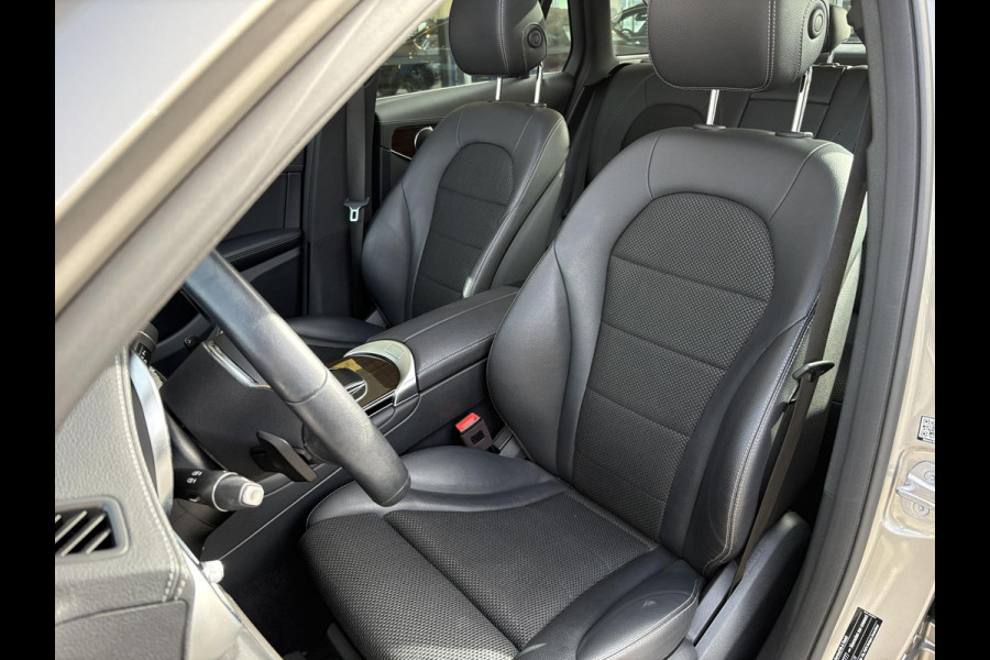 Mercedes-Benz GLC 300e 4MATIC Premium Plus | Panoramadak | Trekhaak | Achteruitrijcamera | Stoelverwarming | Half leder |