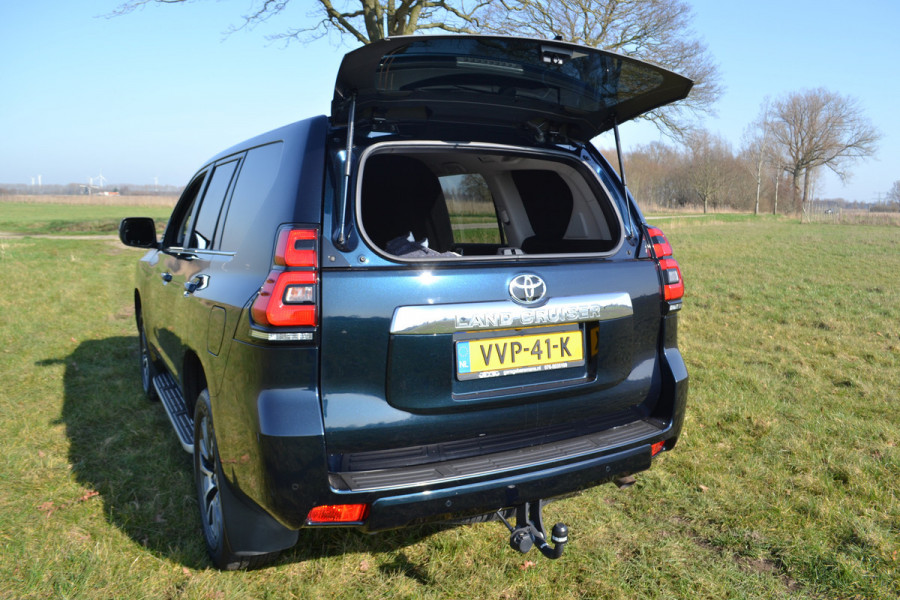 Toyota Land Cruiser 150 2.8 D-4D-F Professional Window Van