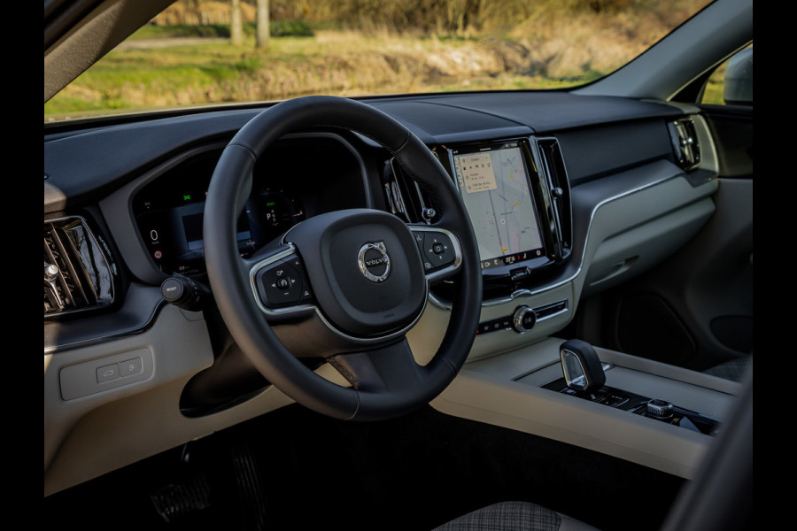 Volvo XC60 2.0 T6 Plug-in hybrid AWD Essential Edition Bright