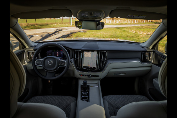 Volvo XC60 2.0 T6 Plug-in hybrid AWD Essential Edition Bright