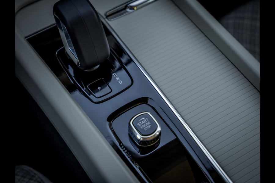 Volvo XC60 2.0 T6 Plug-in hybrid AWD Essential Edition Bright