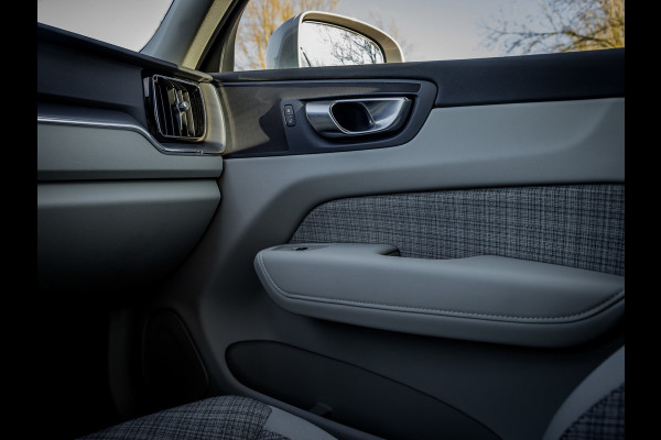 Volvo XC60 2.0 T6 Plug-in hybrid AWD Essential Edition Bright