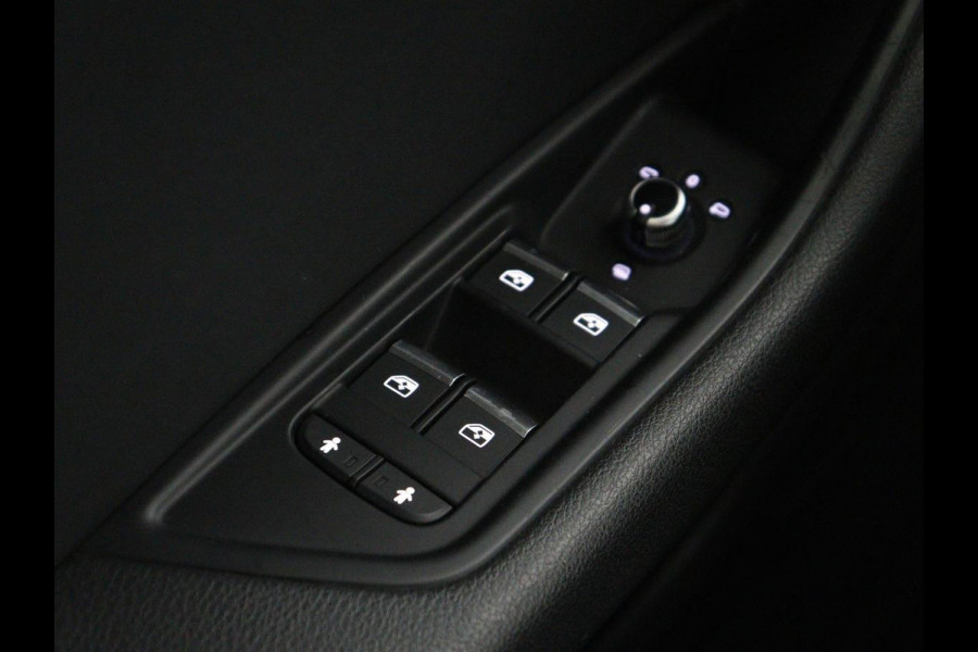 Audi A5 40 TFSI Sport S-Line edition | Carplay | Sportstoelen | Full LED | Half leder | Navigatie | Parkeerhulp | Cruise control | Bluetooth | Climate control | Sportstuur