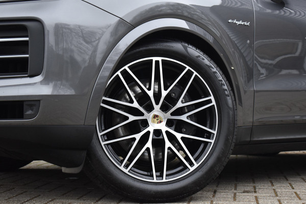 Porsche Cayenne 3.0 E-Hybrid 470pk Sport Chrono | Pano | Matrix | ACC | 21'' Wielen | Bose | Trekhaak | Orig. NL |