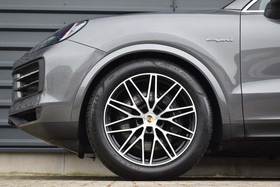 Porsche Cayenne 3.0 E-Hybrid 470pk Sport Chrono | Pano | Matrix | ACC | 21'' Wielen | Bose | Trekhaak | Orig. NL |