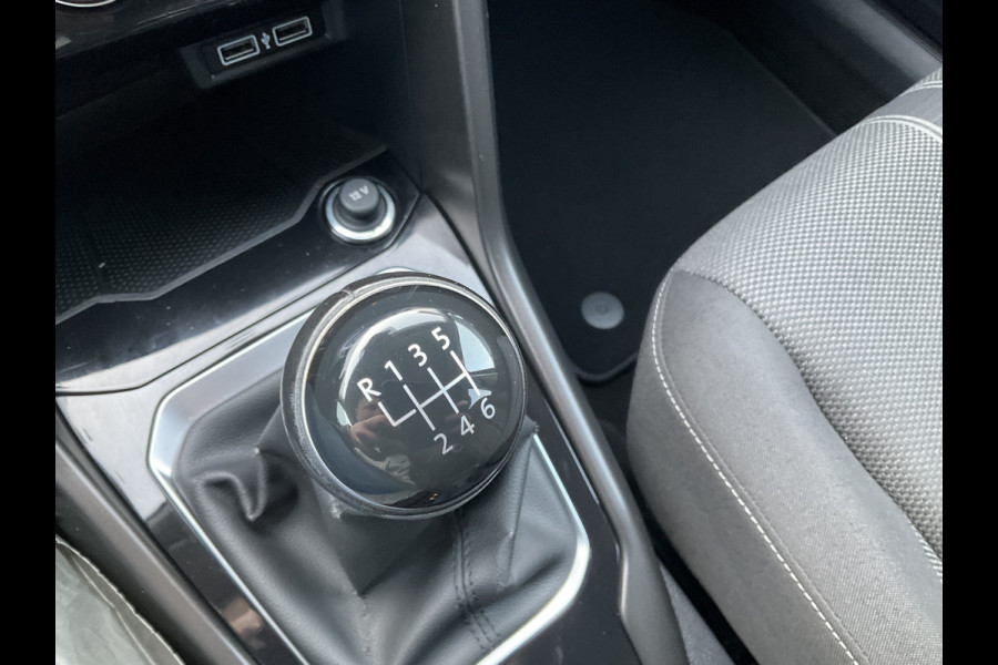 Volkswagen T-Roc 1.0 TSI Style DAB Navi PDC Trekhaak Hoge zit Bluetooth