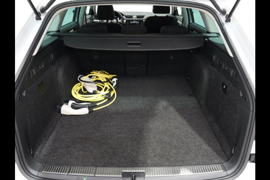 Škoda Superb Combi 1.4 TSI iV 204pk Business Edition Plus Trekhaak Camera 18"velgen Android/Carplay Keyless 215