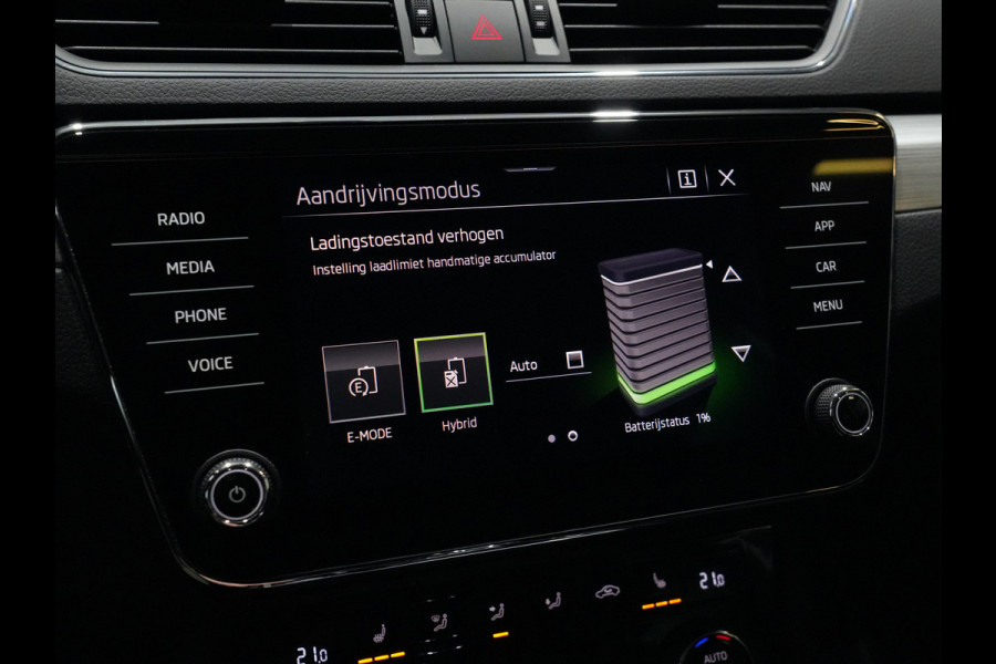 Škoda Superb Combi 1.4 TSI iV 204pk Business Edition Plus Trekhaak Camera 18"velgen Android/Carplay Keyless 215