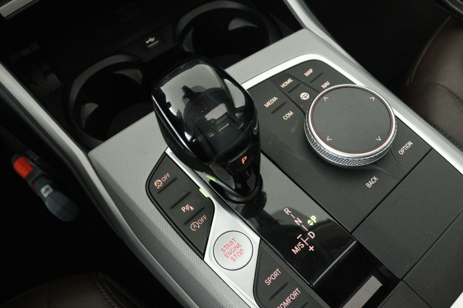 BMW 3 Serie Touring 318i High Executive Edition (PANORAMADAK, TREKHAAK, STOELVERWARMING, CAMERA, NAVIGATIE, PARKEERSENSOREN)