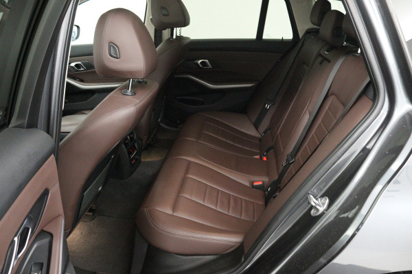 BMW 3 Serie Touring 318i High Executive Edition (PANORAMADAK, TREKHAAK, STOELVERWARMING, CAMERA, NAVIGATIE, PARKEERSENSOREN)